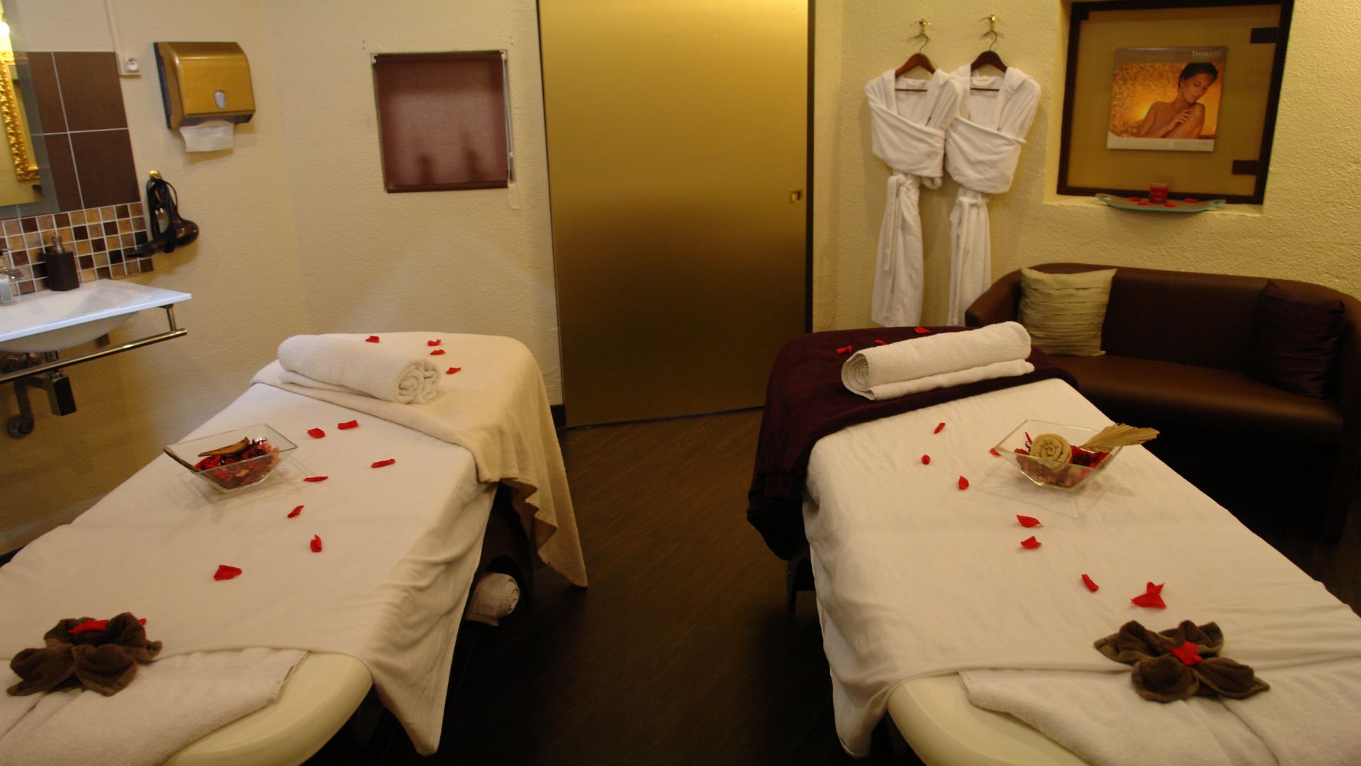 Une salle de massage dans un spa